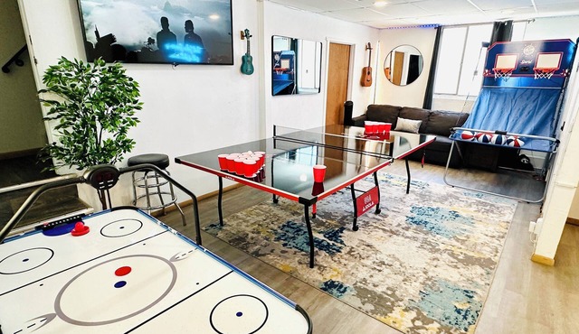Denver Group Compound: Sleeps 30! Game Rooms, Hot Tub, Private Chef + ShuttleVan