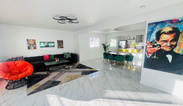 Designer 5BR Villa Near Strip, Neon Vibes & HotTub in Henderson