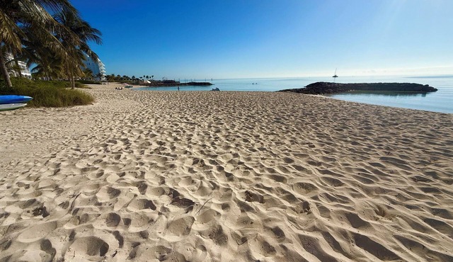 Directly on Beach! White Sand Turquoise Water at Your Doorstep-304 Blues Point in Nassau