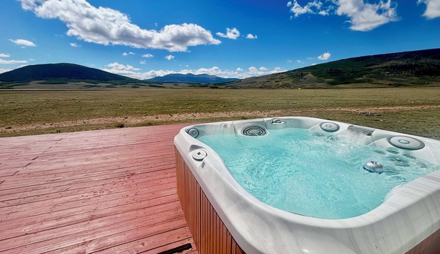 Dog-Friendly. 50-Acre Mountain Escape with Hot Tub and 2 Fireplaces