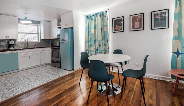 Dog-friendly cottage w Two-car garage