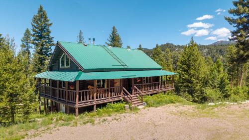 Dog Friendly Mountain Cabin with Hot Tub in Philipsburg