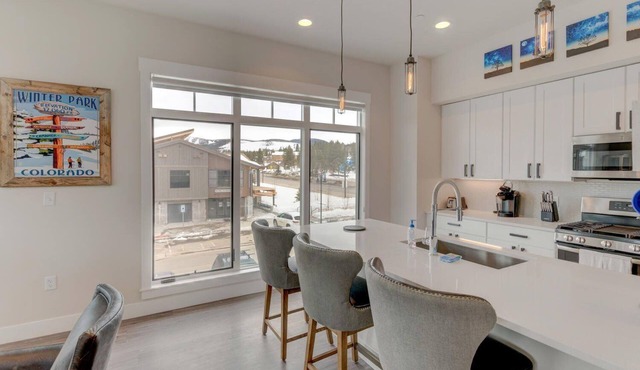 Downtown WP Corner Loft 24 I Huge Hot Tub I Great Views I Bunk Beds I Discounted Attractions