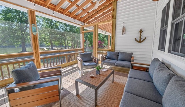 Driftwood Cove Waterfront/Dock/Game house in Miles