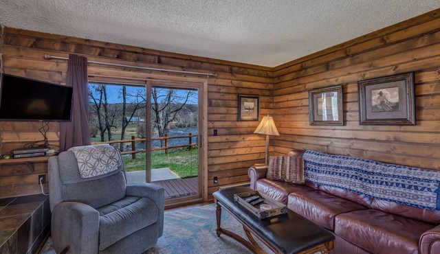 Eagle's Nest - 2 bed 2 bath cabin on the Elk River