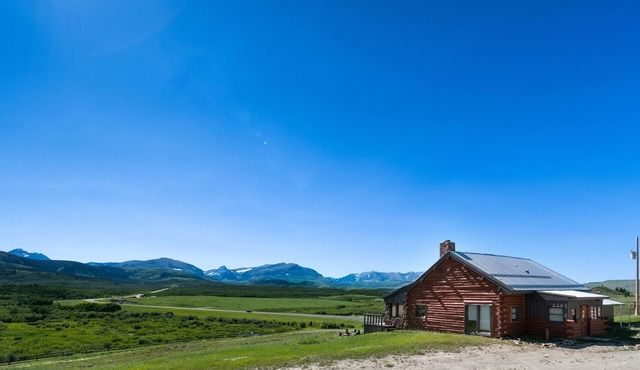 East Glacier Cabin w/Stunning Views of the Rockies! 30 min from 2 GNP entrances in Browning