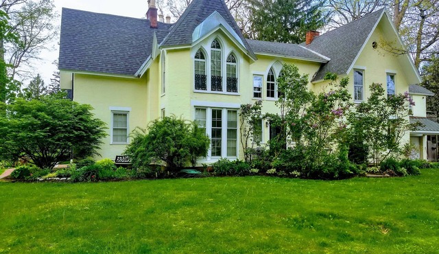 Eastside Grand Dame - Perfect Location! 5 minute walk to Track and Downtown