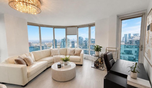 Elegant 2 Bedroom Escape in Trendy Yaletown in Vancouver