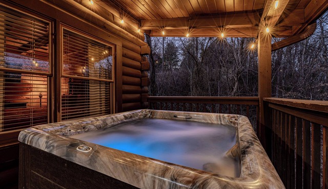 Enchanted Eagle cabin, 3 bedroom, with Hot tub and games room in Sevierville