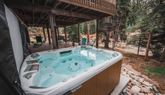 Entire 7BR House on Gore Creek · Walk to Both Villages · Hot Tub · Sleeps 16