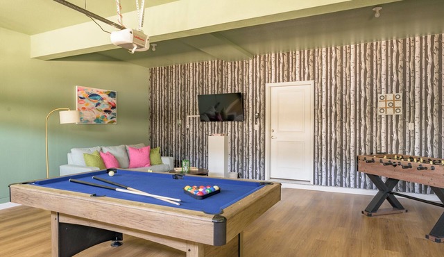 Entire Home - Sleeps 12, Pool Table & Foosball