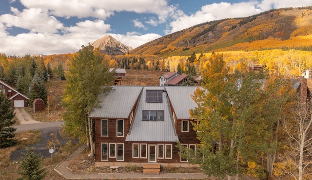 Entire Mountain Home with Breathtaking Views!