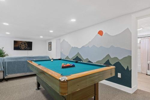 Erie Escape-Billiards Table- Skee-Ball- Hot Tub