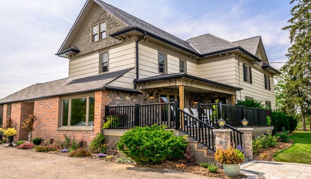Escape to the countryside and relax! Many varied attractions nearby for all. in Pelham