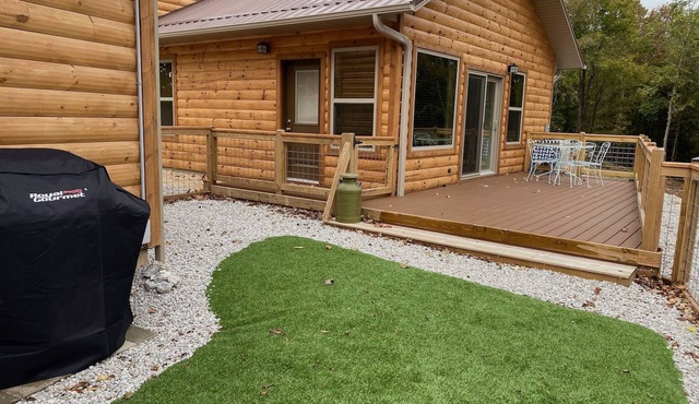Eureka Springs, AR. Cozy log cabin studio, sleeps 2-4.Lake view- 15 min to town