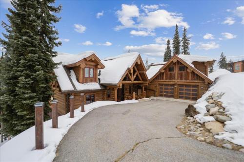 Experience Goldenview Lodge, a beautiful log home with multiple decks, stunning views and hot tub
