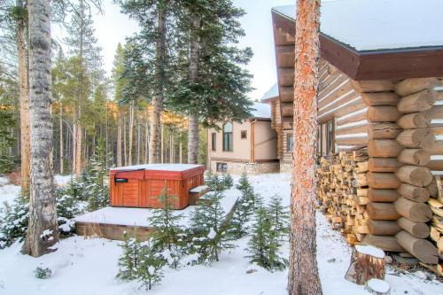 Experience luxury at Bear Lodge, a spacious 6 bedroom retreat in Breckenridge
