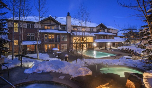 FABULOUS GRAND TIMBER LODGE SKI-IN/SKI-OUT 600 FEET FROM CHAIRLIFT SLEEPS 10