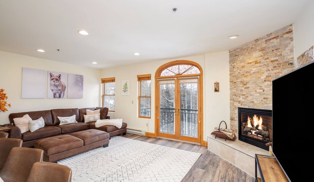 Family-Friendly 2-Bedroom Mountain Retreat With Pool, Hot Tubs