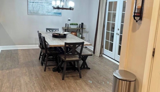 Family Retreat Near Airport & Hospitals Private Yard, Fire Pit & Playground.