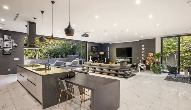 FIFA House - Rooftop - Pool - 10 miles to SOFI in West Hollywood