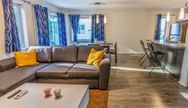 FreeParking Condo 2BRs 4beds AC Wi-Fi Smart TV in Laval