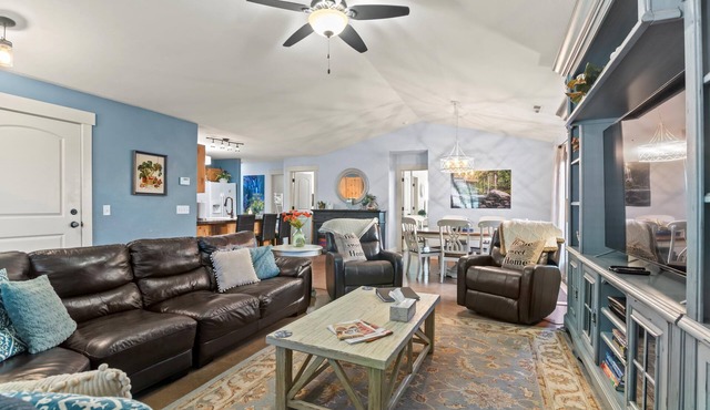 Fresh, luxurious 4-BR home! Fenced yard with BBQ, Community Pool & Hot Tub in Moab