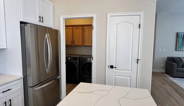 Freshly Remodeled 3 bed 3 bath 2 car garage in Highlands Ranch, 30 day minimum.