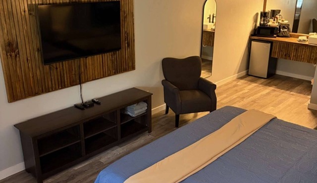 Freshly remodeled 205 King Jacuzzi Suite in Eureka Springs
