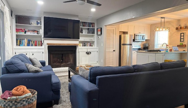 Full townhouse near Shem Creek & Downtown with Hot Tub