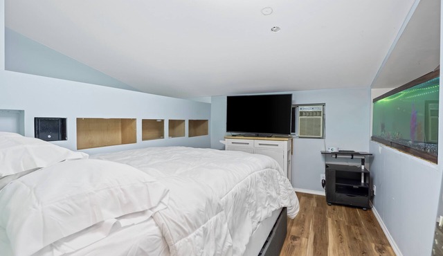 Fully Furnished 1-Bedroom Loft - The very best location Two Person Jacuzzi Tub