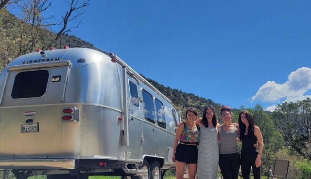✨ Glenwood Luxe Airstream Escape ♨️ ⛰️ 🌌 ✦ Hot Tub ✦ Near Springs & Downtown
