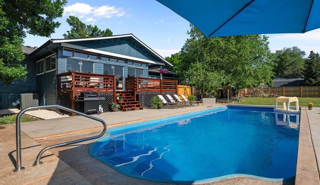 Golden Ranch with Private Heated Pool, Sunroom and Firepit. Conveniently located