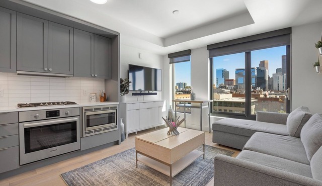 Gorgeous 1 Bed with Union Station Views