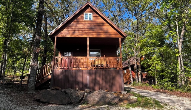 Grandma's cabin nestled in a little woodland village – playground, pond and more in Winslow