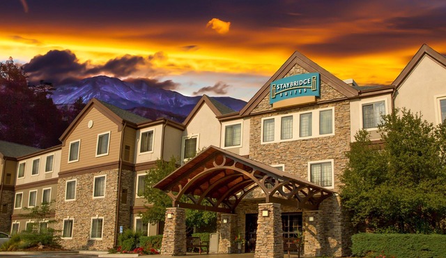 Great for Business Travel! Cozy Suite with Housekeeping + FREE Breakfast in Colorado Springs