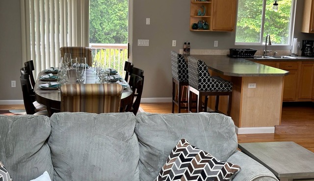 Great Home in South County, Close to Narraganstt and Newport &.08 miles from URI in South Kingstown