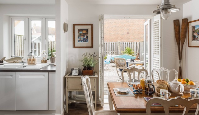 Half Moon - a cottage that sleeps 5 guests in 3 bedrooms in Rye