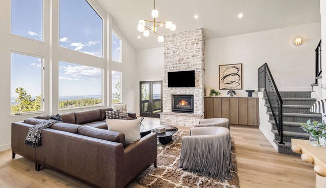 Haven Above The City - Red Rocks Retreat+Games, Hot tub, Family-friendly, VIEWS!