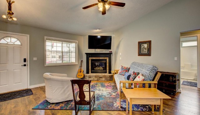 Hello Dolly! 3 beds, 2 bath, 2 TV's, Fireplace, Quiet Neighborhood in Star, ID minutes from walking trails and river views in Eagle