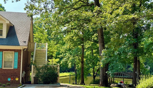 Hidden Gem! Lakeside two bedroom private entrance apartment with large yard.