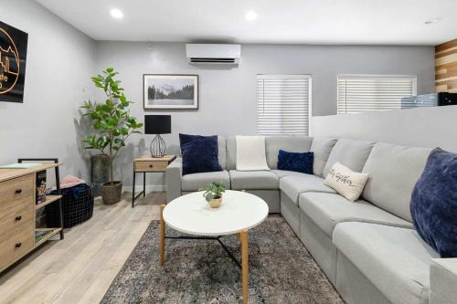 Historic Apartment Minutes to Red Rocks and Downtown Denver