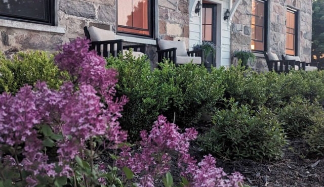 Historic Stonehouse with Hot tub & Fire Pit in Mitchell