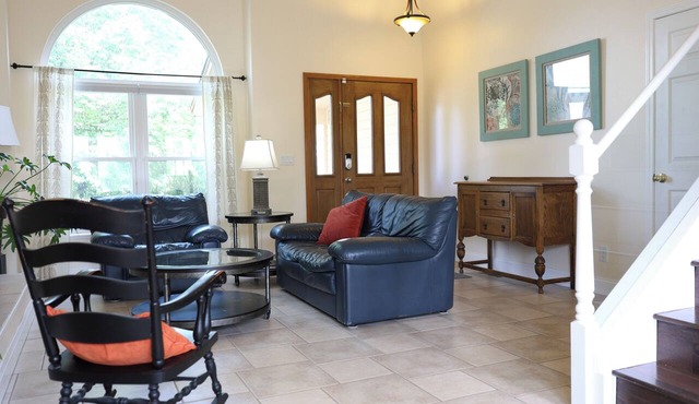 Honeysuckle House-Spacious 4-bedroom house in pleasant Colorado Springs with AC