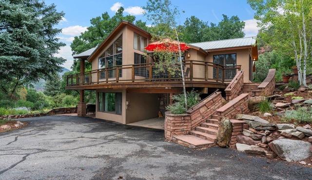 Hot Tub, A/C, Close to Town, Summer Retreat!