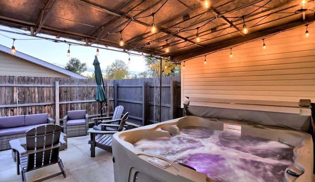 Hot Tub and Pool Table in Large Arvada Home!