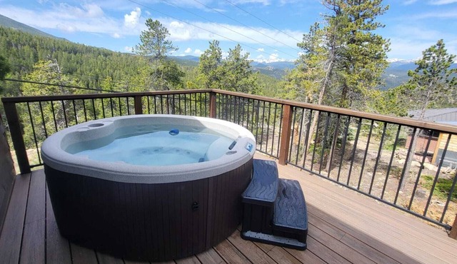 Hot tub and seclusion at Stone Cliff Cabin!