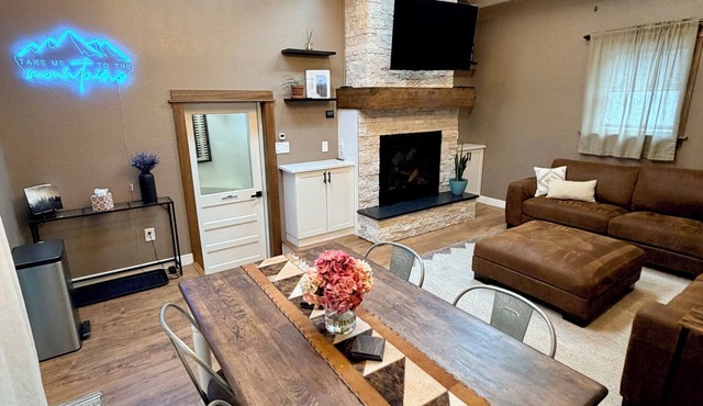 Hot Tub, Fire Pit & Outdoor Game Room | Red Rocks
