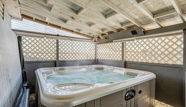 Hot Tub, Fire Pit! Group-Ready Stay Near Denver