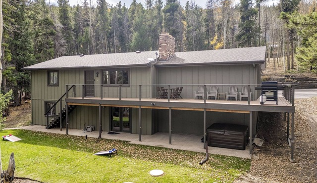 Hot Tub + Game Room: Peaceful Retreat in Evergreen